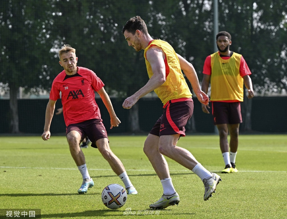 全队围成一圈进行战术部署，克洛普在中心讲解，众人凝神倾听，展现出高度的团队纪律与统一。