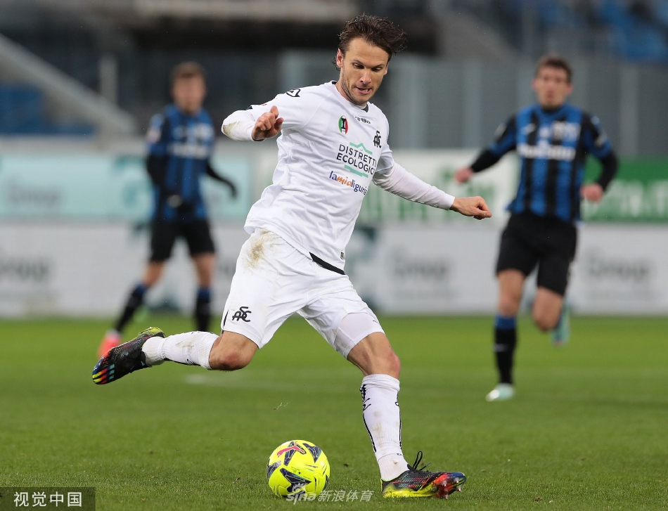 比赛结束后，亚特兰大球员们肩搭着肩，围成一圈向主场球迷致谢，画面充满了团队的力量与温情