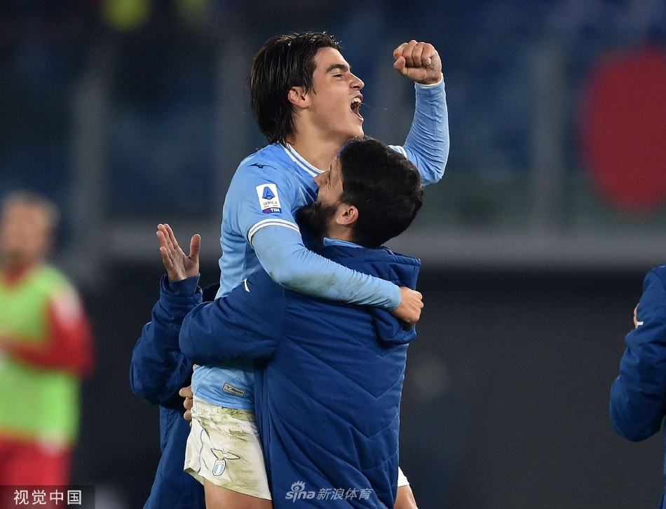 拉齐奥全队赛后紧紧围拢在一起，肩搭着肩在主场球迷面前共同庆祝这场提振士气的关键胜利