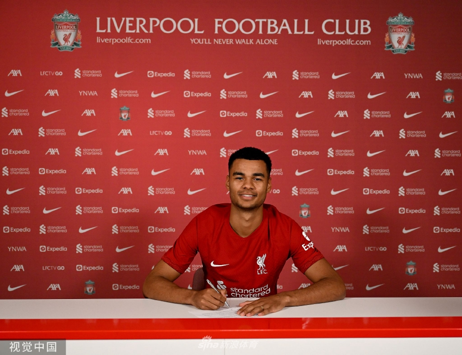 加克波在训练中与队友积极互动，笑容轻松，体现了其融入球队大家庭的良好氛围。