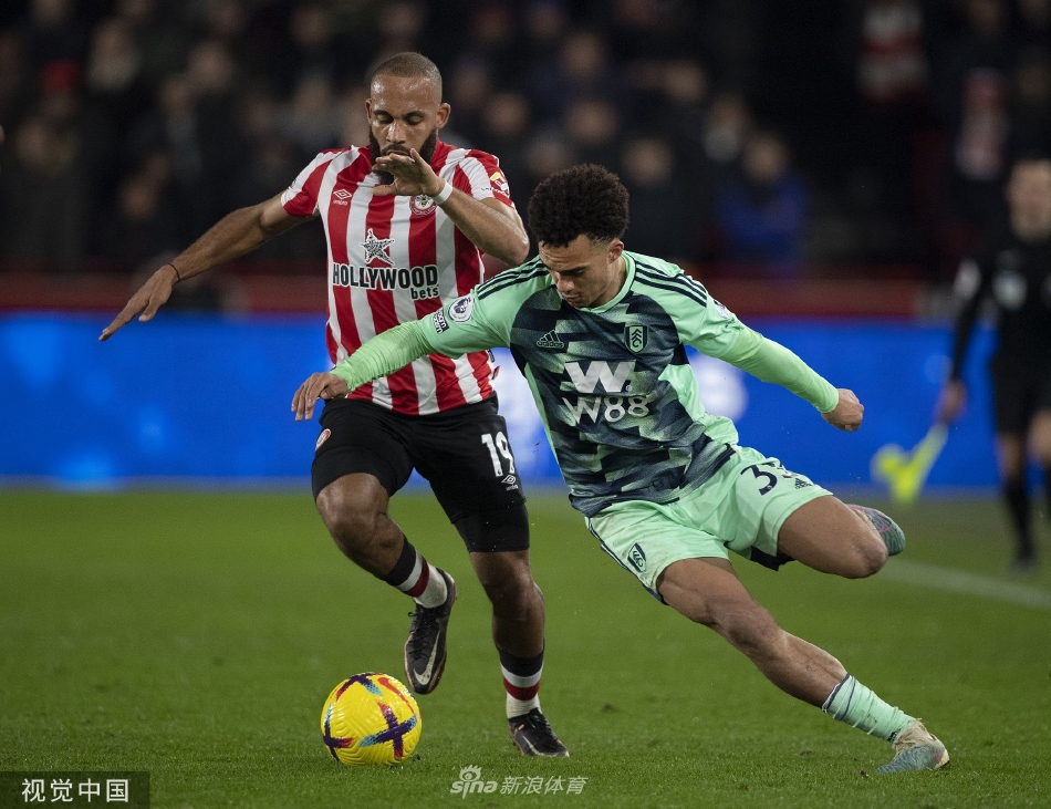 布伦特福德后卫平诺克破门后张开双臂狂奔庆祝，身后是呆若木鸡的富勒姆防守球员。