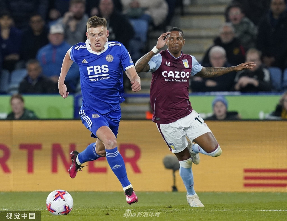 比赛结束后，维拉全队围成一圈激情庆祝胜利，背景是陆续离场的莱斯特城球迷。