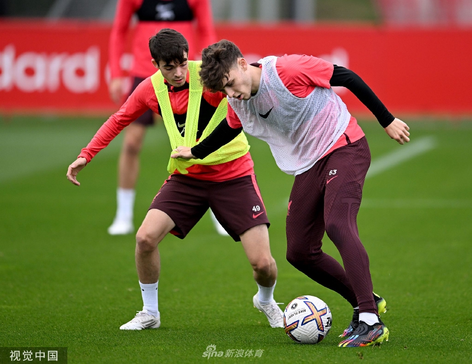 利物浦全队围在一起进行战术部署，克洛普位于中心讲解，队员们凝神思考，展现团队凝聚力