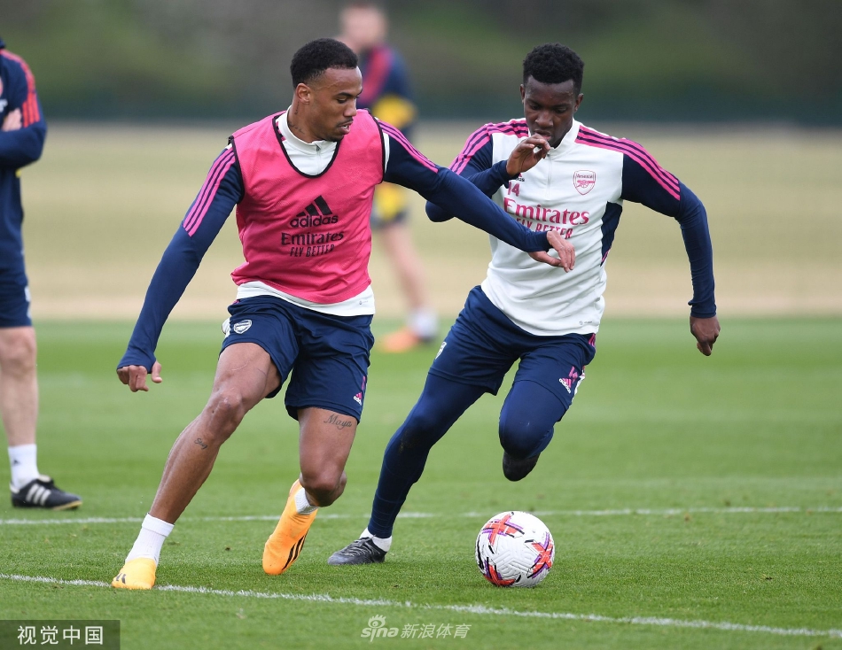 全队围成一圈进行拉伸放松，阳光洒在草地上，气氛严肃中透着团结，为接下来的恶战积蓄最后的力量。