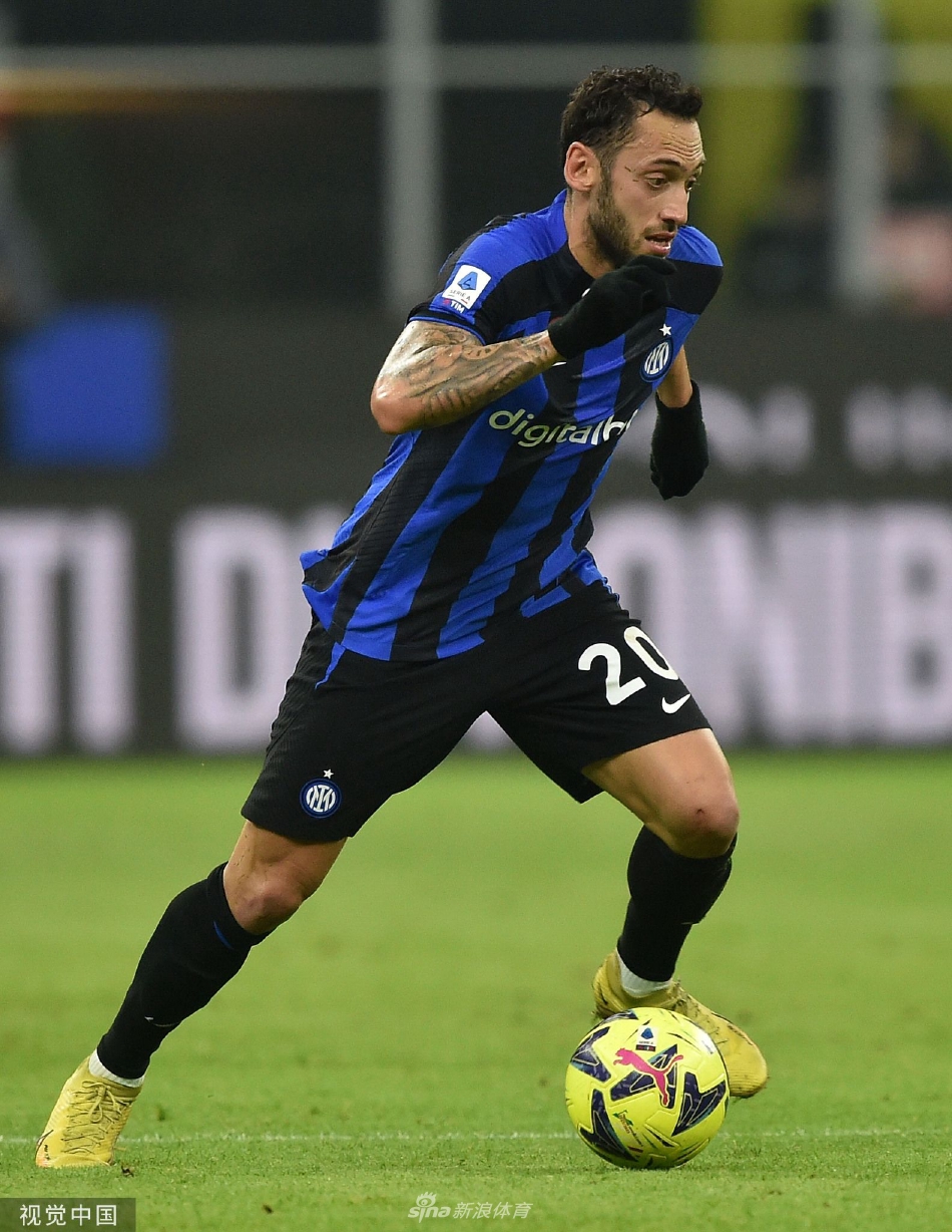 哲科被替换下场时，梅阿查全场球迷起立鼓掌，他向看台挥手致意，脸上洋溢着为球队建功立业的满足笑容与疲惫，这一刻他无疑是整个圣西罗的英雄。