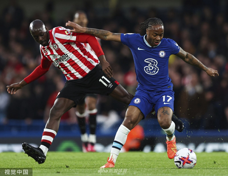 比赛结束后，布伦特福德全队手拉手走向客队看台，向远道而来的球迷致谢，黄色球衣的海洋在斯坦福桥绽放。