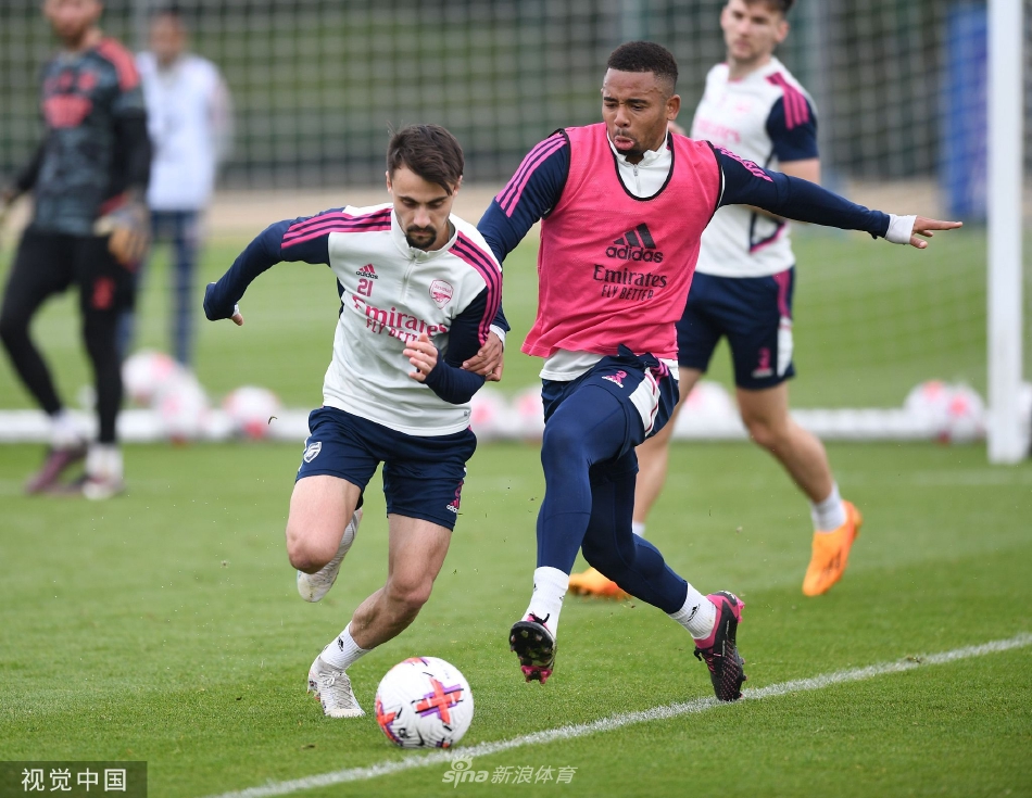 门将拉姆斯代尔飞身跃起，单掌托出势大力沉的射门，动作舒展如鹰，守护着球队的最后一道防线。