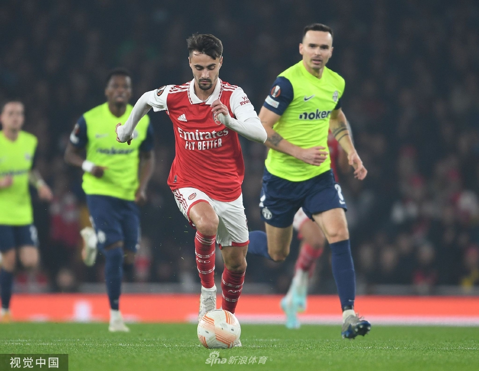 比赛结束后，阿森纳全队围成一圈相互鼓舞，庆祝以小组头名晋级欧联杯十六强