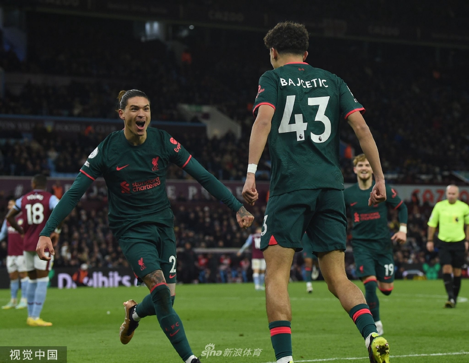 克洛普在场边握拳怒吼指挥比赛，激情四溢的执教风格感染着场上每一位球员