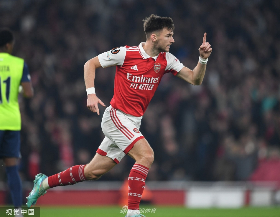 阿森纳球员蒂尔尼进球后张开双臂在绿茵场上奔跑庆祝，身后是欢呼的队友