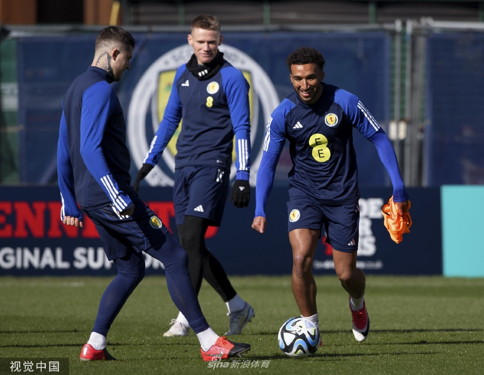 比赛结束后，苏格兰队球员围成一圈向主场球迷致谢，看台上是一片欢腾的蓝色海洋