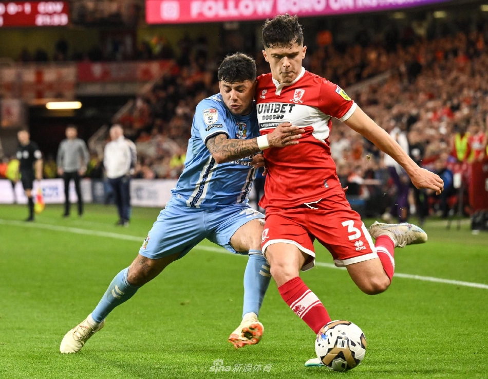 考文垂球员疯狂庆祝进球，他们相拥奔跑，看台上的远征球迷瞬间爆发出山呼海啸般的欢呼与喜悦。