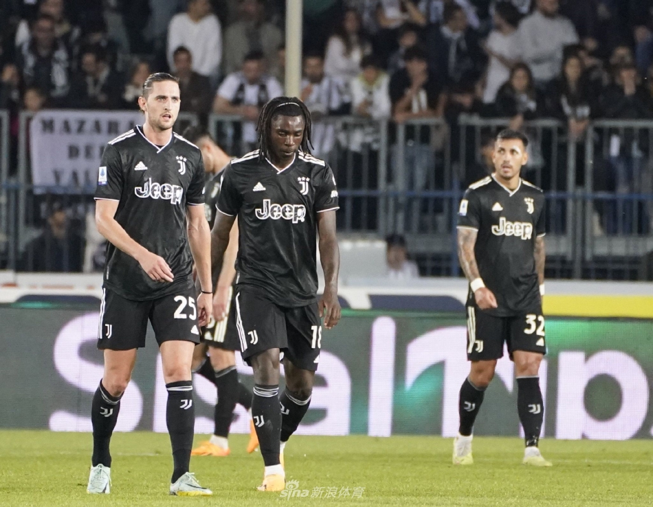 恩波利教练在场边振臂高呼，眼神中闪烁着胜利的光芒，身后替补席全体起立准备庆祝