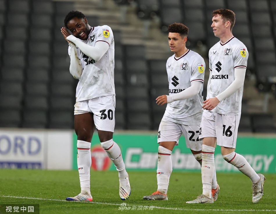 米尔顿凯恩斯球员轰入一记势大力沉的远射破门，皮球在网底剧烈旋转，守门员望球兴叹