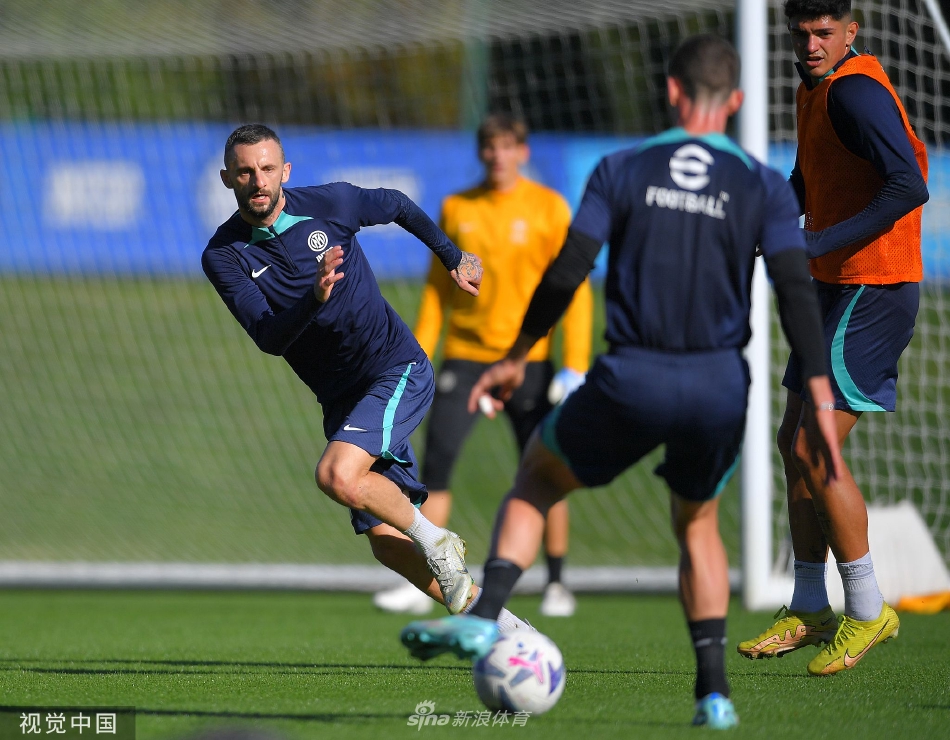 因扎吉主教练手持战术板，神情专注地向队员们讲解跑位与防守部署