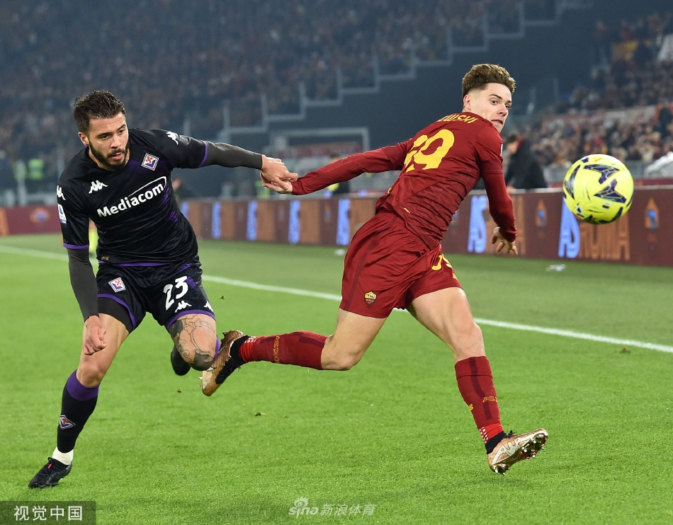 迪巴拉激情庆祝进球，罗马奥林匹克球场瞬间被欢呼声点燃