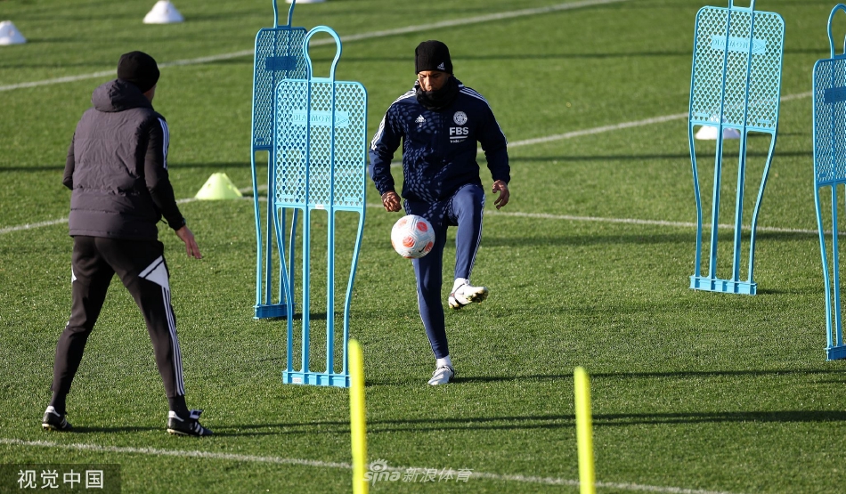 球员进行高强度折返跑训练，肌肉线条分明彰显顶级运动员的体能储备