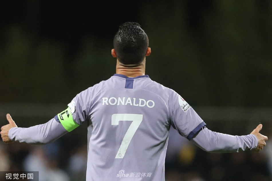 费哈队门将飞身跃起，单掌将C罗一记势大力沉的射门托出横梁，完成了一次世界级扑救。