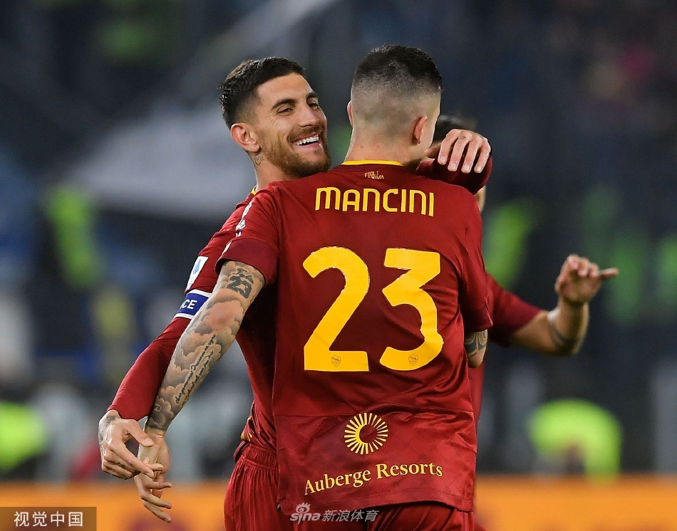 比赛结束后，罗马全队紧紧相拥庆祝胜利，看台上红色浪潮翻涌，场面感人至深。