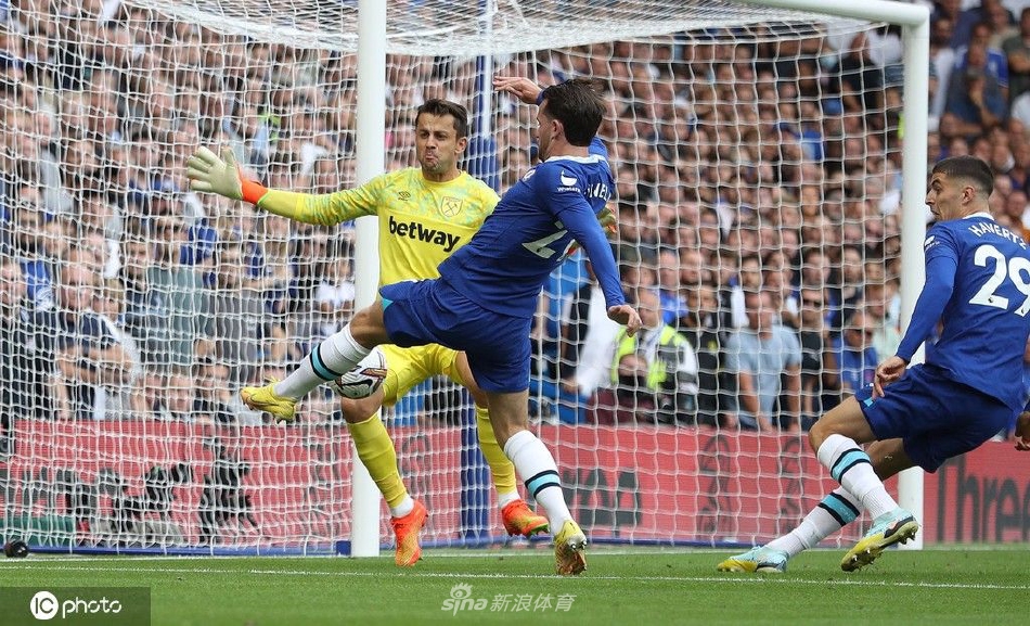 比赛结束后，双方主帅图赫尔与莫耶斯握手，两人表情凝重，争议的阴云仍未散去。