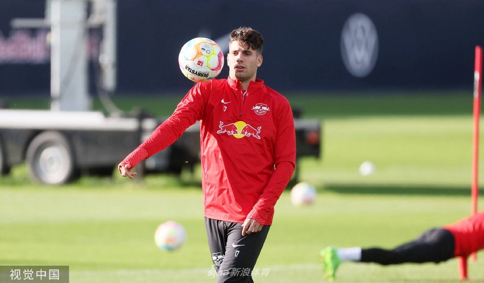 主教练罗泽与队员围成一圈进行战术部署，众人神情认真，凝神倾听，体现了团队的凝聚力。