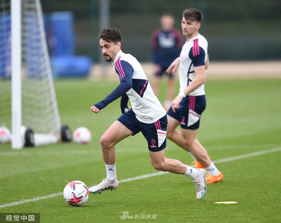 本·怀特与加布里埃尔·马丁内利在训练间隙轻松交流，相视而笑，展现了更衣室内良好的团队氛围。