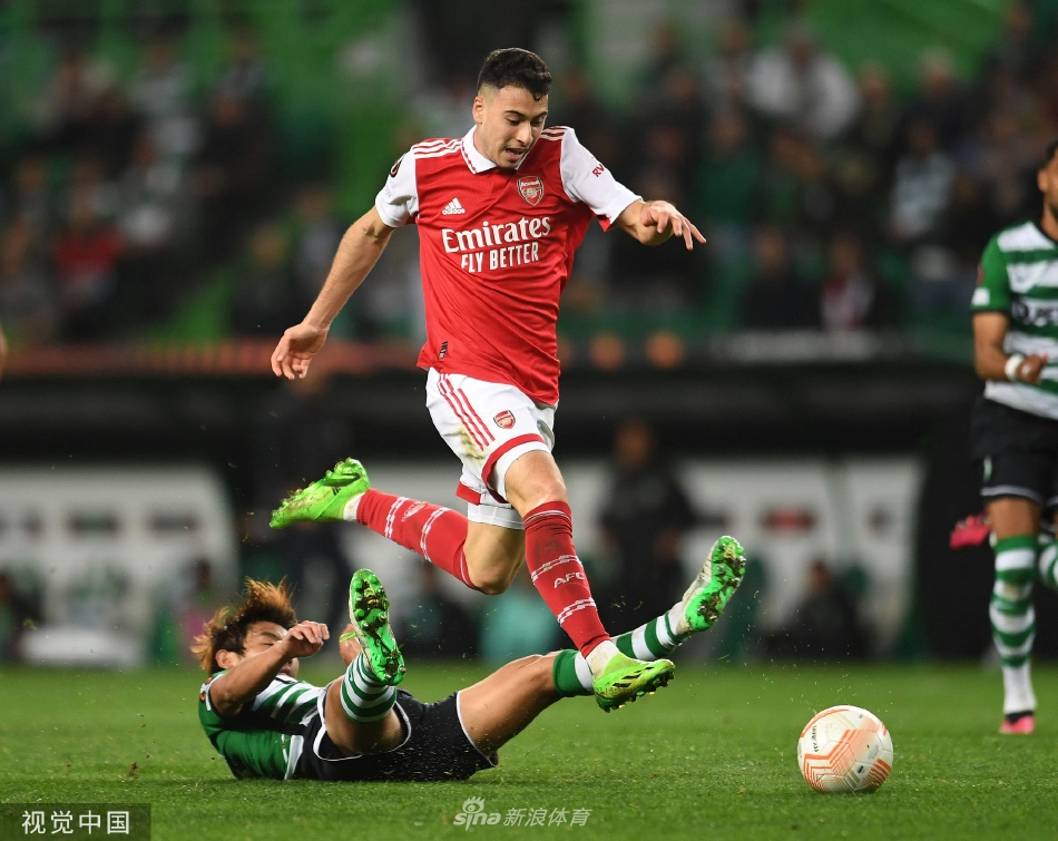 阿森纳主帅阿尔特塔在场边握拳呐喊，神情专注地指挥球队攻防