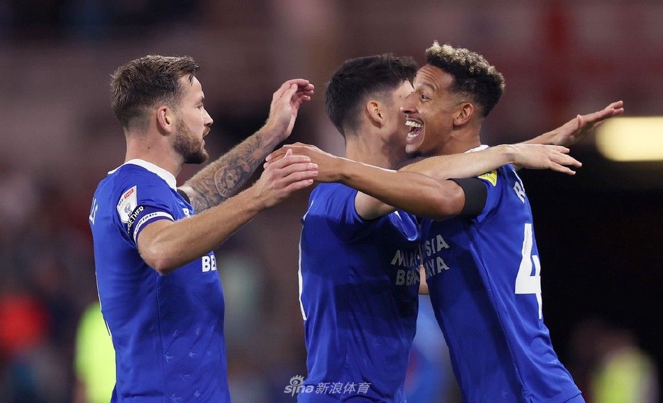 米德尔斯堡前锋在对方禁区前沿起脚劲射，皮球如出膛炮弹般直奔球门死角，门将奋力扑救。