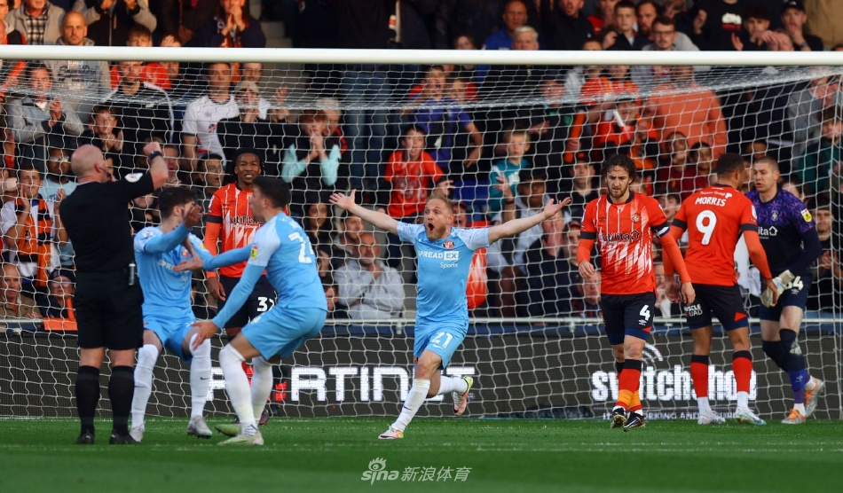 比赛结束后，卢顿全队手拉手走向主场看台，向始终呐喊助威的球迷们致谢，场面温馨感人。