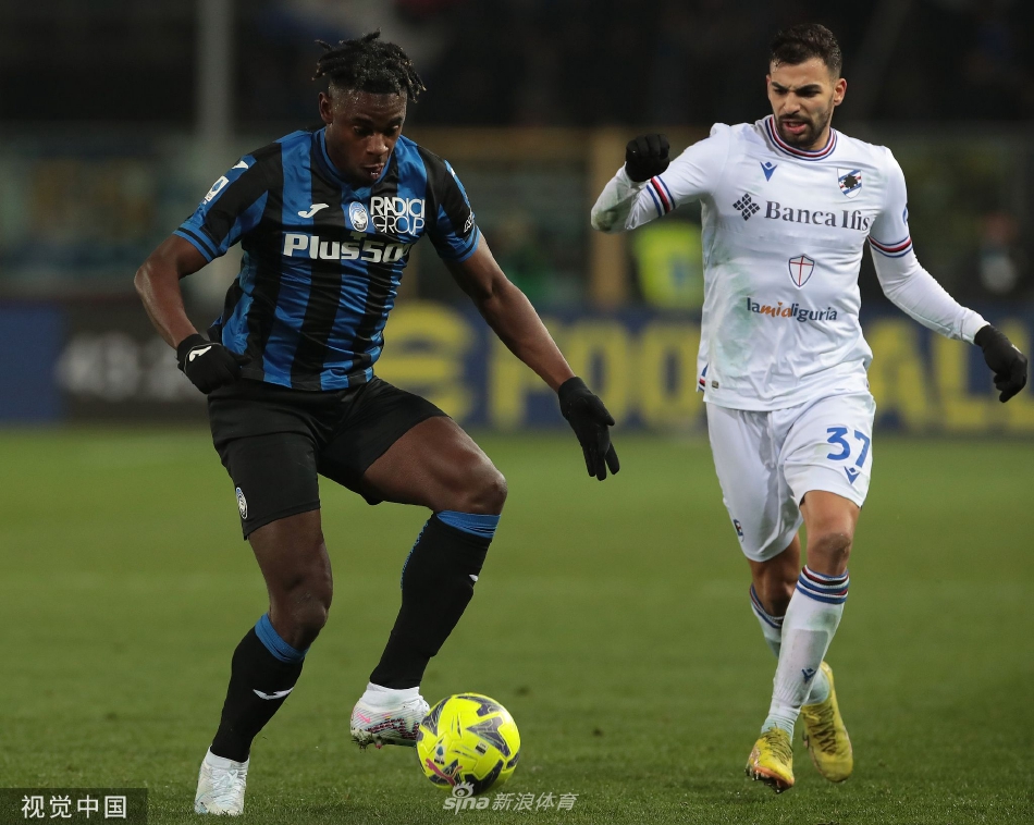 亚特兰大前锋卢克曼带球犀利突破桑普多利亚后卫的防守，展现其出色的个人技术与速度。