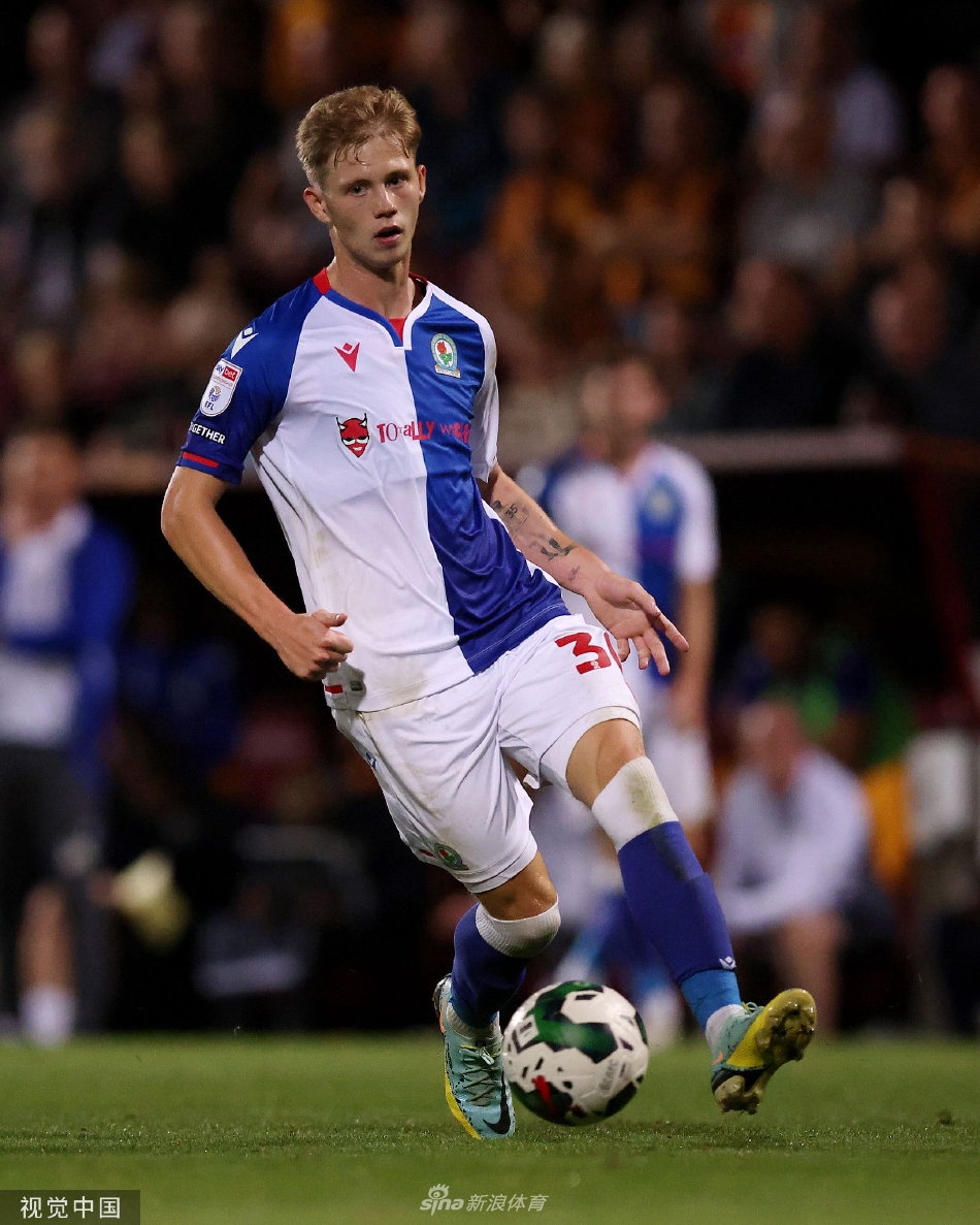 布莱克本前锋在对方禁区前沿拔脚怒射，皮球如出膛炮弹般划出弧线，对方门将飞身扑救却鞭长莫及，脸上写满了绝望与不甘。