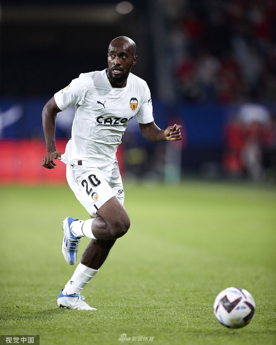 进球功臣迪亚卡比张开双臂，在萨达尔球场的绿茵上肆意奔跑庆祝，脸上写满了激动与释放。