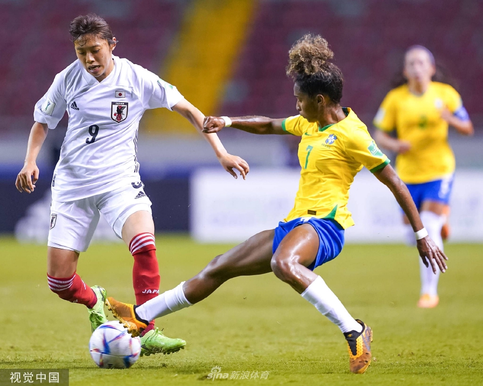 日本队前锋山本柚月进球后张开双臂，在哥斯达黎加的绿茵场上激情奔跑庆祝