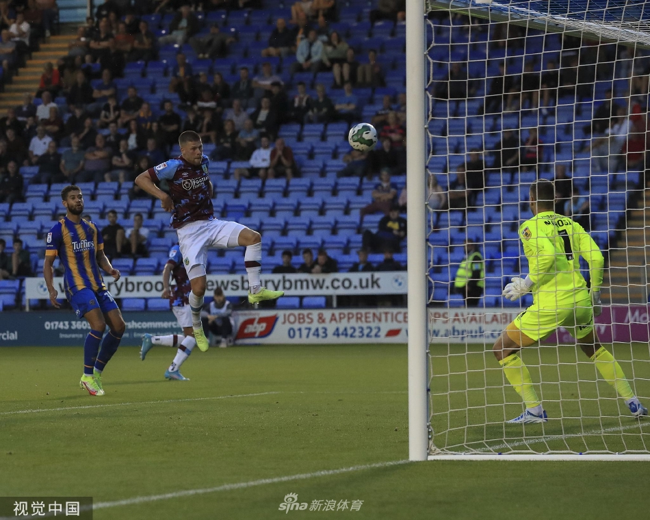 伯恩利主教练孔帕尼在场边全神贯注指挥，双手比划着战术要求