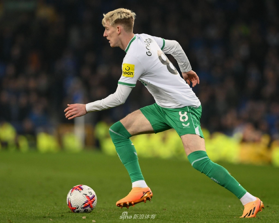 埃弗顿主帅戴奇在场边焦急指挥，眉头紧锁，身后看台上主场球迷表情写满了担忧与失望