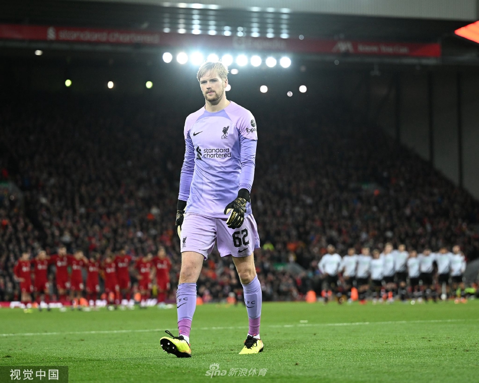 德比郡门将怀尔德史密斯腾空而起，单掌将利物浦势在必得的射门托出横梁，他身体舒展如大鹏展翅，眼神中充满了不可逾越的决心。