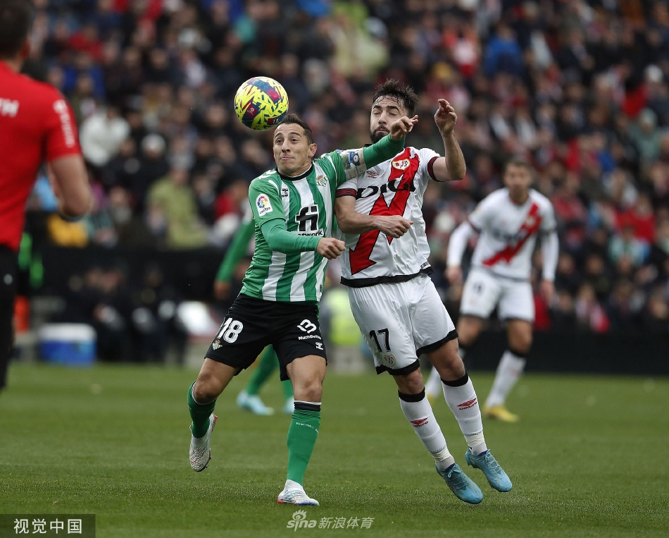 巴列卡斯球场全景，看台上座无虚席，球迷们挥舞着围巾营造出热烈的主场氛围