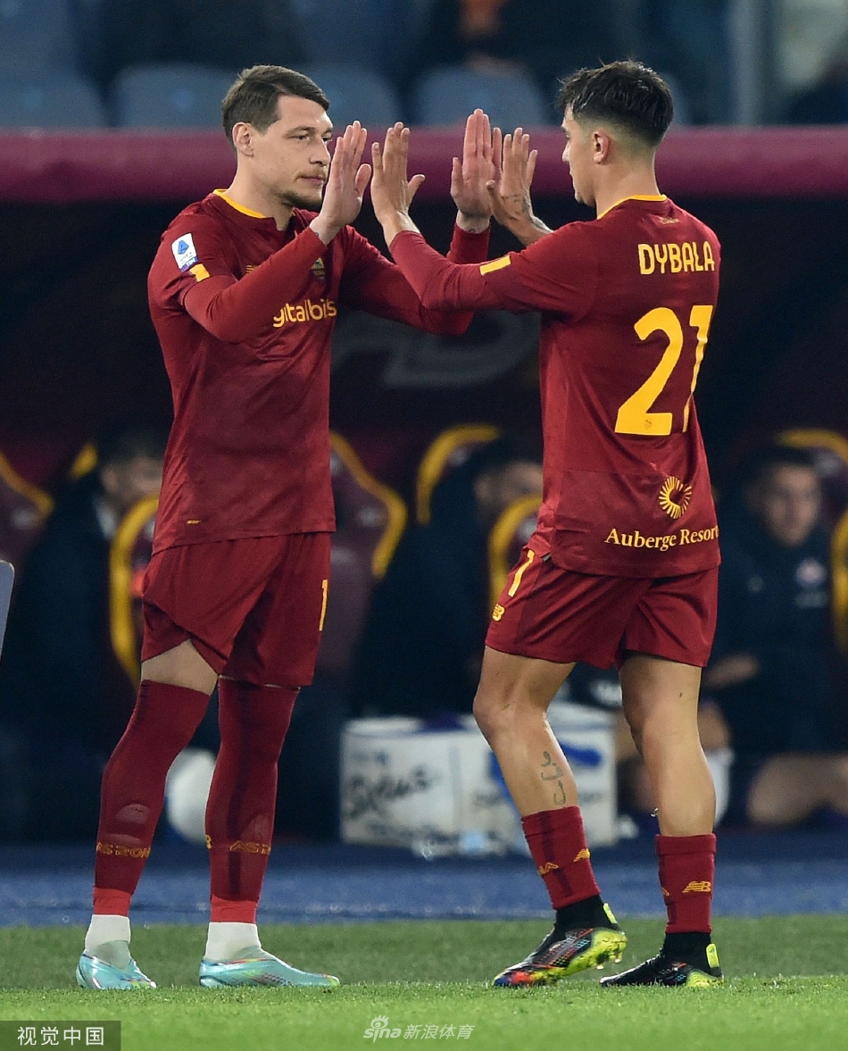 亚伯拉罕高高跃起，力压佛罗伦萨防守球员争抢头球