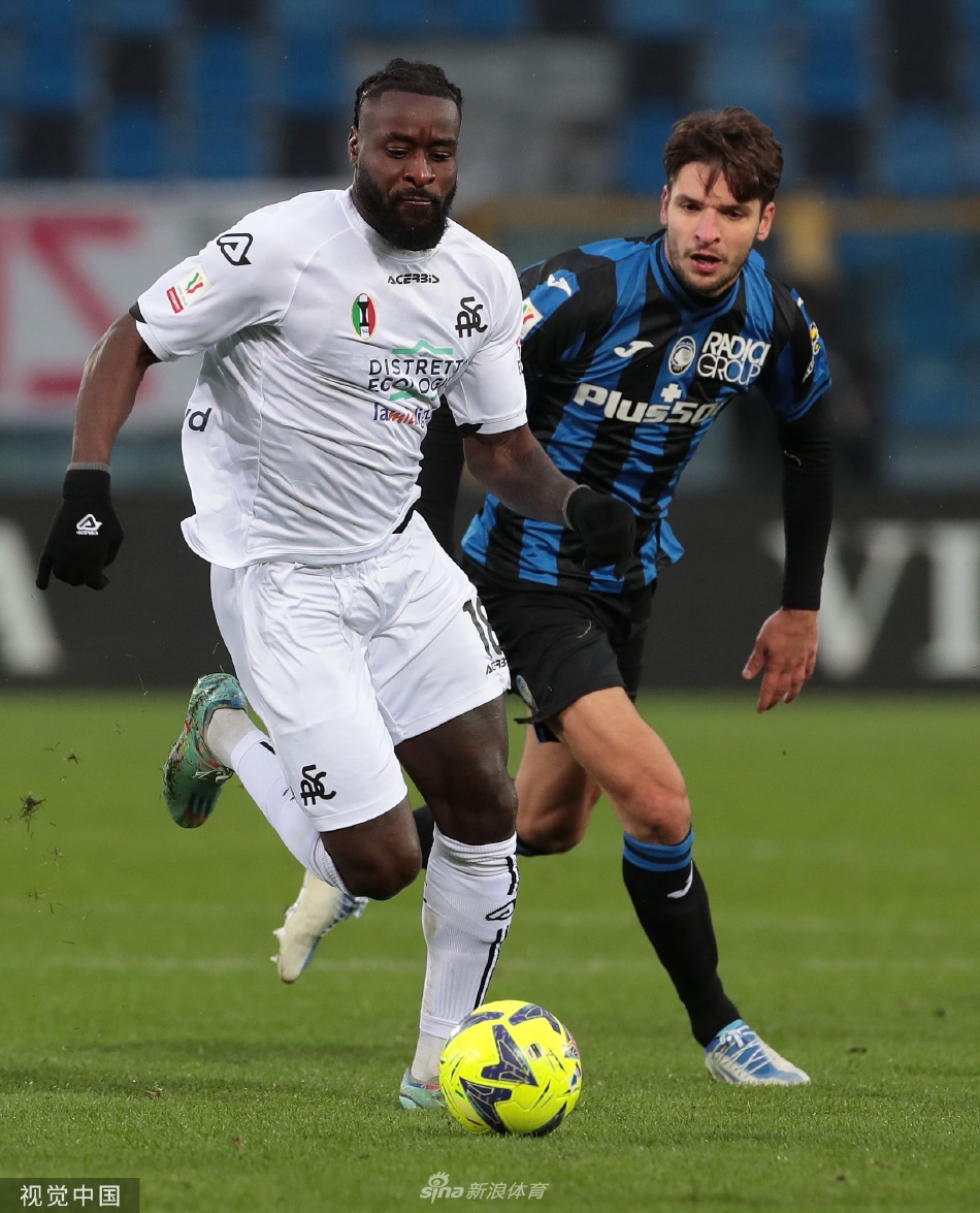 裁判向一名球员出示黄牌，球员表情无奈，背景里可以看到其他球员正在关注这次判罚