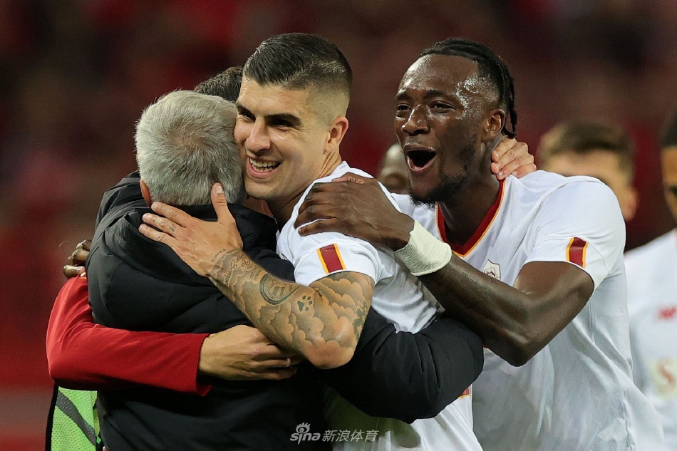 罗马队长佩莱格里尼在中场与勒沃库森球员激烈拼抢，两人身影交错，脚下草皮飞溅，争夺每一寸战场的主导权。