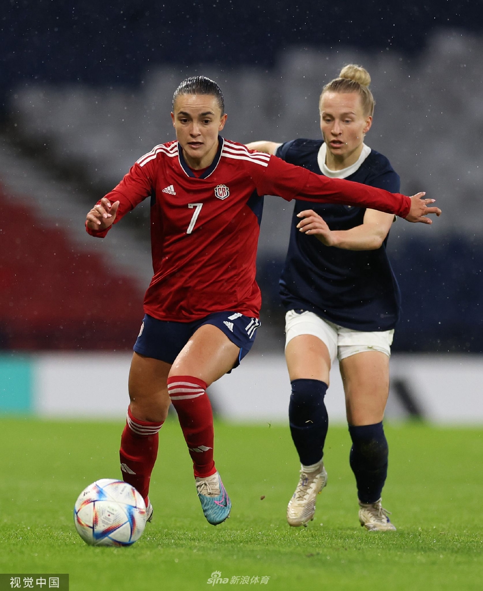 苏格兰队17岁小将艾玛·沃特森进球后张开双臂奔跑庆祝，脸上洋溢着无比喜悦和激动的笑容。