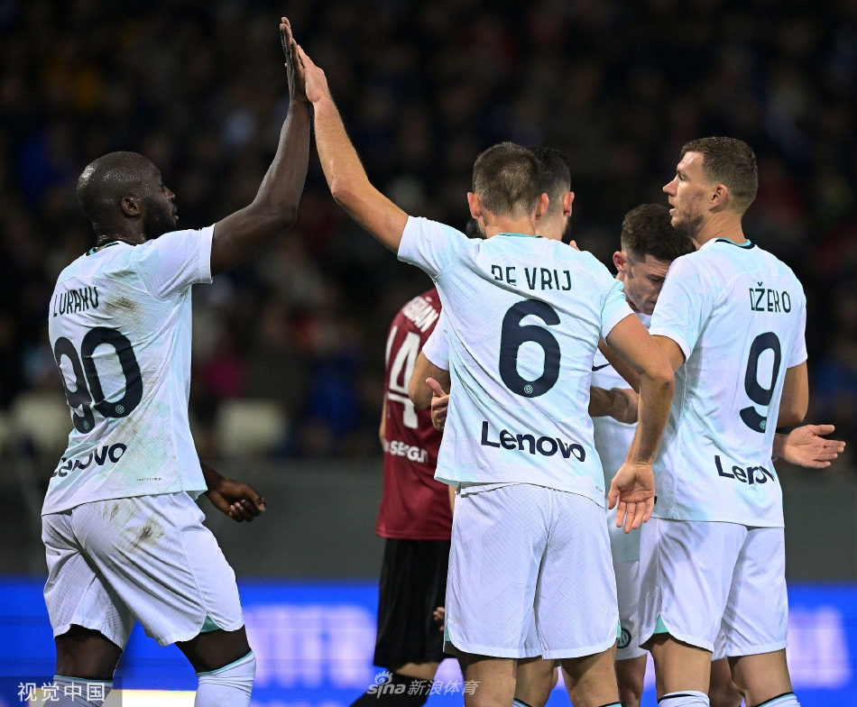 雷吉纳门将飞身扑救单刀球，身体完全舒展形成一道防守屏障