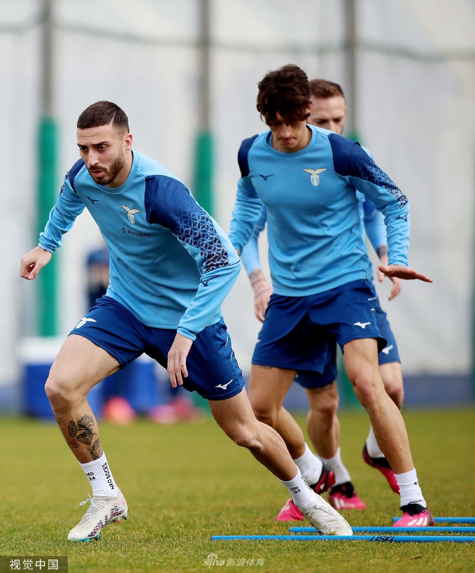 守门员教练正指导门将进行极限扑救训练，一位门将飞身跃起，单掌将射向死角的皮球奋力托出，水花与草屑随之飞扬。