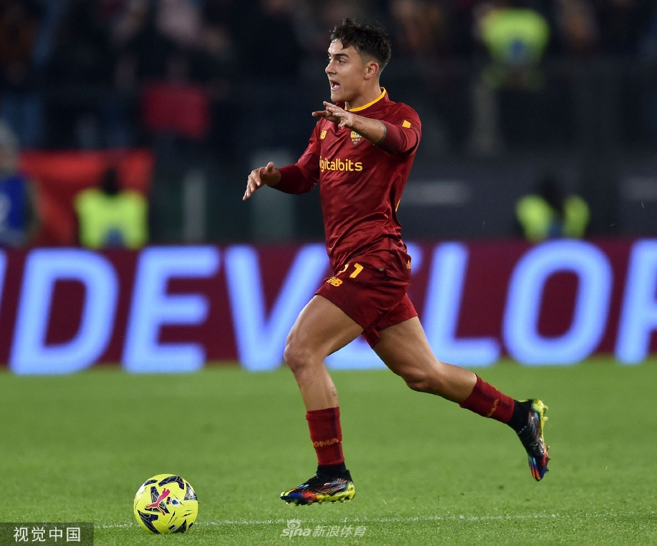 比赛结束后，罗马球员们围成一圈相互鼓舞，主教练穆里尼奥在场边与助手击掌相庆