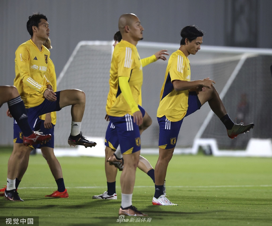 核心球员的专注瞬间：队长远藤航在中场区域冷静控球，目光如炬洞察全场，展现出球队中场枢纽的沉稳大将之风，周围的队友已随时准备启动下一步配合。