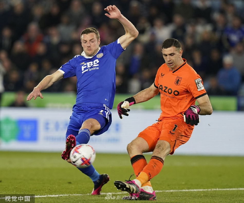 莱斯特城球员恩迪迪失误丢球后神情沮丧跪倒在地，远处是正在庆祝的维拉球员。