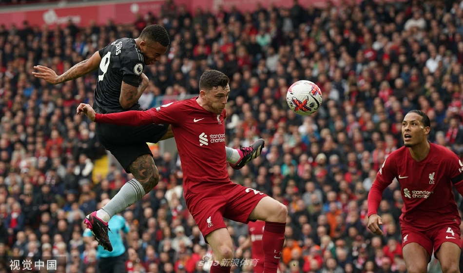 绝平进球后，利物浦全队疯狂庆祝，菲尔米诺被队友团团围住，背景是陷入狂欢的Kop看台，红色激情喷薄而出。