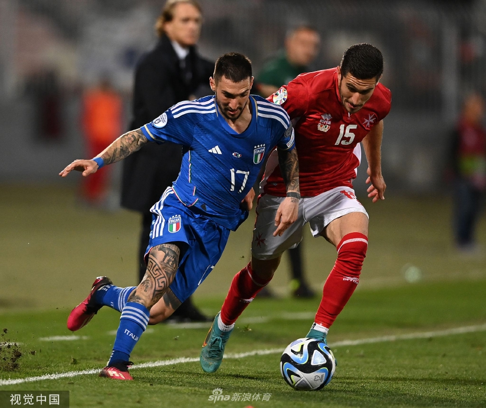 比赛结束后，意大利球员们走向客队看台，向远道而来的球迷致谢，看台上是一片蓝色的欢乐海洋。