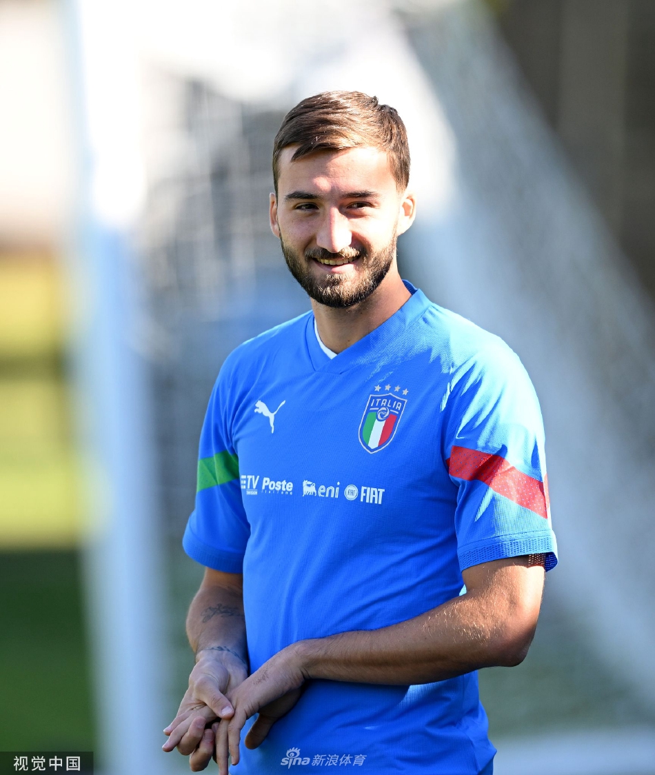 训练结束后球员进行放松拉伸，夕阳下的剪影显得坚毅而充满力量感。