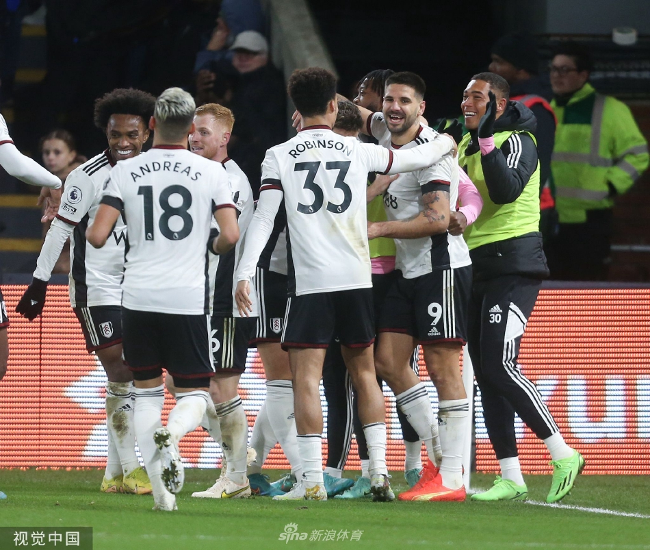 水晶宫门将奋力扑救瞬间，身体完全舒展，指尖几乎触到皮球，背景是双方球员在禁区内混战的身影。